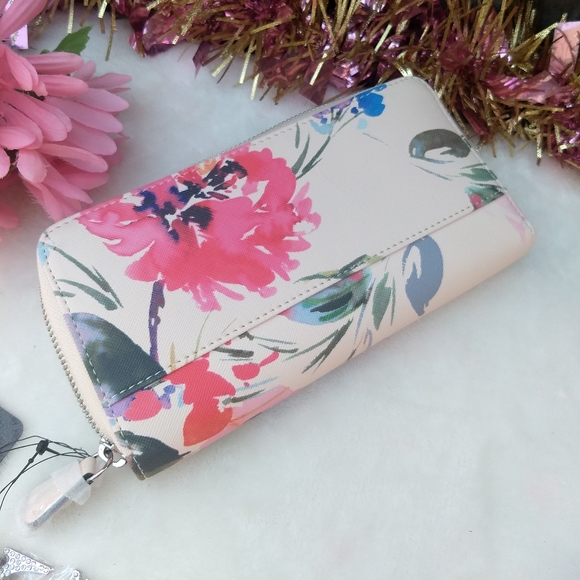 🌸 SOLD🌺Guess Pink Floral Joann Wallet + Charm - Picture 5 of 13